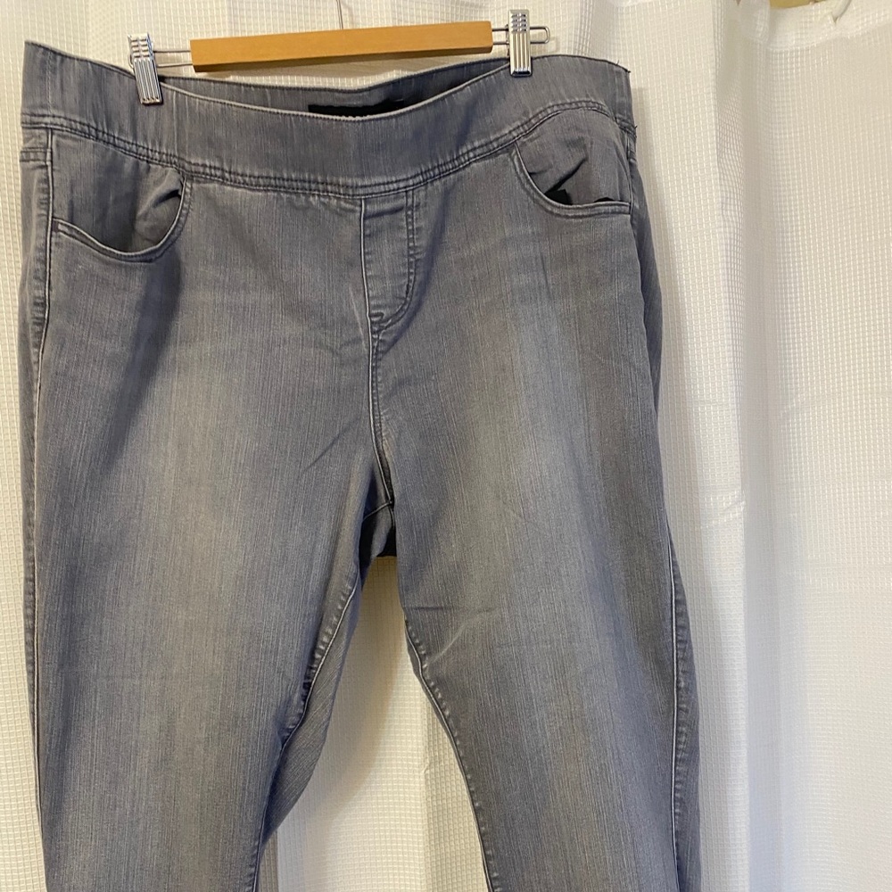 Gray Torrid skinny jean. Pull on with pockets.